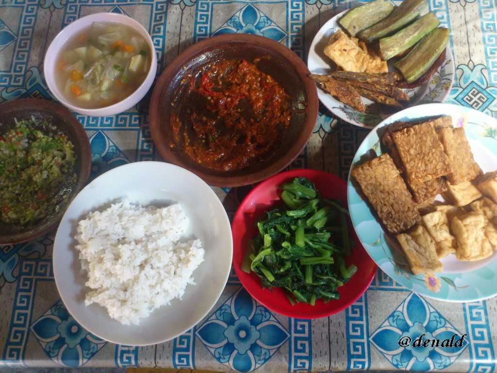 Makanan seperti ini yang biasa saya masak untuk Mas E selama dia di Indonesia. Tapi bisa bikin naik 3kg dalam sebulan :D