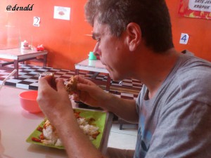 Serius makan karena kepedasan. Karena makan pakai tangan, setelah makan tangannya kepanasan :)