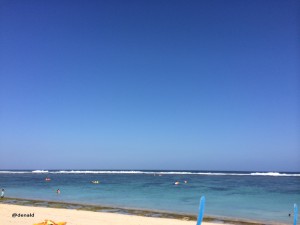 Pantai Pandawa, Bali. Disini pengunjung diperbolehkan berenang karena ombak tidak tinggi. Banyak sekali wisatawan domestik