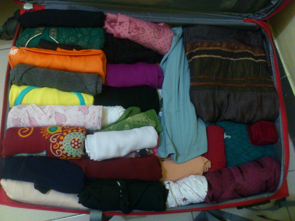 Packing baju yang digulung membuat banyak tempat kosong dan muat banyak