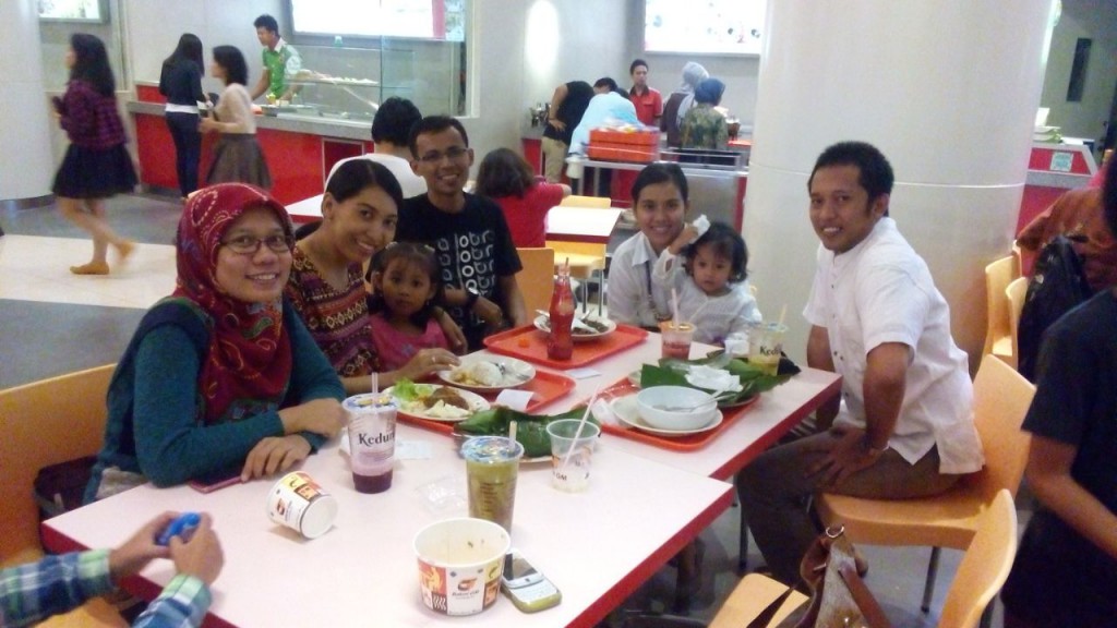 Makan malam bersama teman-teman kuliah yang tinggal di Jakarta. 16 tahun tahun pertemanan. Selalu saling silaturahmi ya Teman :)