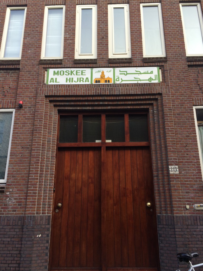 Terdapat Masjid dilingkungan kampus Universitas Leiden : Masjid Al Hijra
