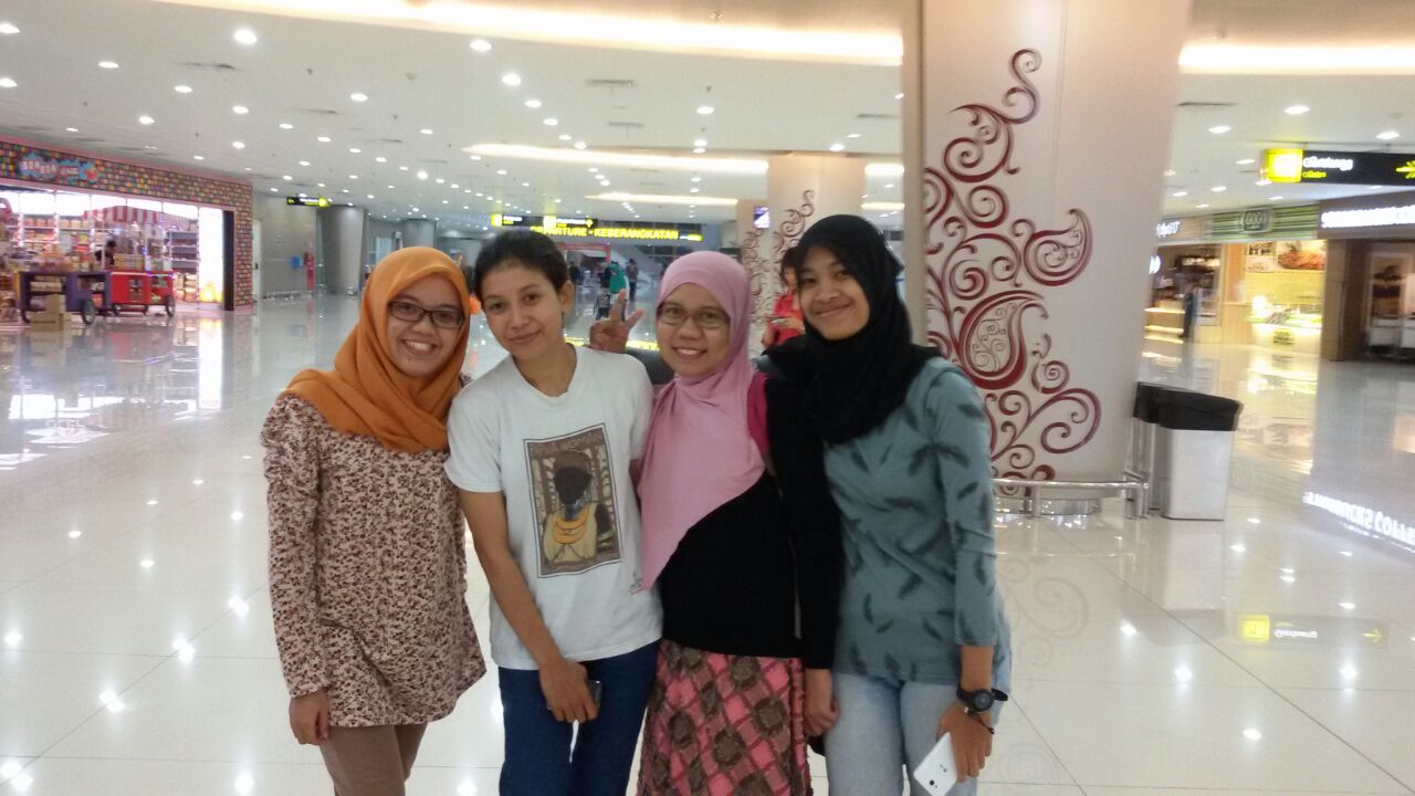 Mungkin saking kasihannya mereka sama saya yang pergi sendirian, akhirnya teman-teman kuliah ini menyususl ke Bandara :) Thanks Girls
