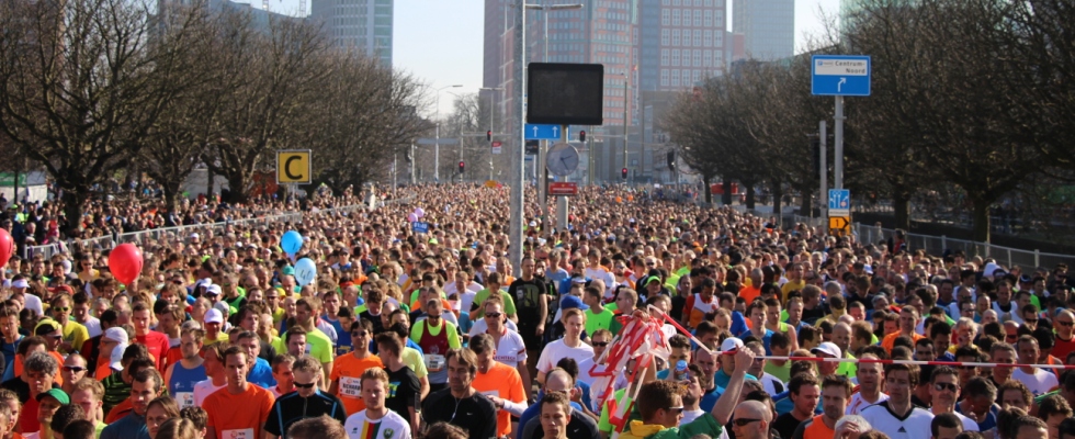 Ya kira-kira saya nyempil diantara ribuan orang inilah (Foto dari www.nncpcloopdenhaag.nl)