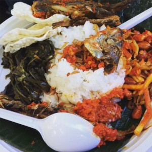 Nasi Rames Medan. Aslinya ada telur satu. tetapi karena suami tidak suka ikan rica, jadi akhirnya ikannya dibagi ke saya, tukar dengan telur. Rasanya enak.