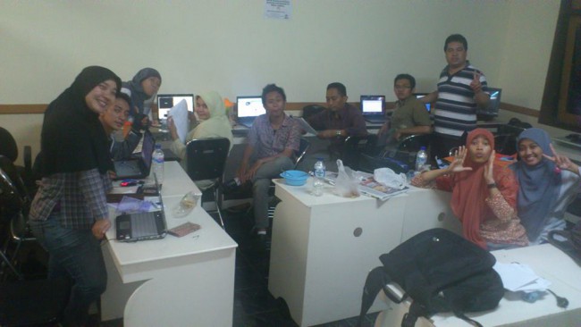 Sehari-hari begini kegiatannya. Terbenam diantara tumpukan tugas. Sampai menginap di kampuspun dijalani.