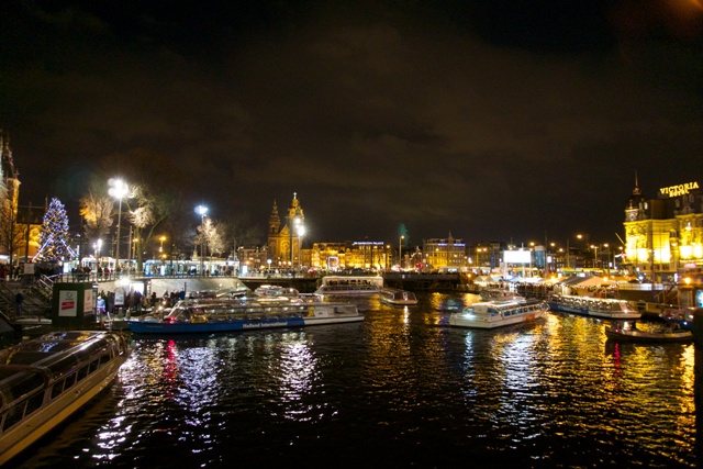 Perahu-perahu yang akan membawa menjelajah kanal-kanal di Amsterdam.