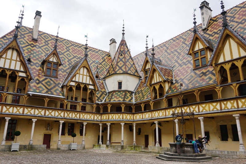 Hôtel-Dieu, Beaune, rumah sakit bagi masyarakat miskin yang dibangun oleh Kanselir Nicolas Rolin dan istrinya pada pertengahan abad ke-15