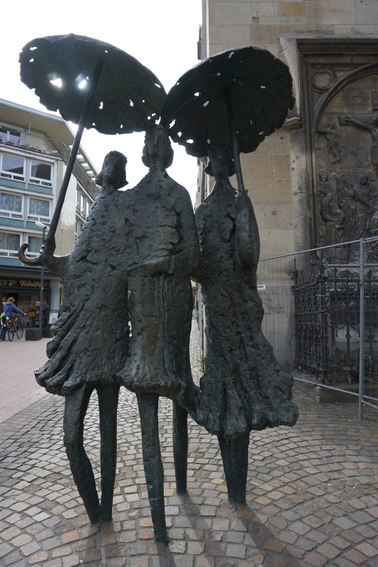 Salah satu patung di Aachen. Wanita berpayung (mudah-mudahan benar saya menginterpretasikannya)