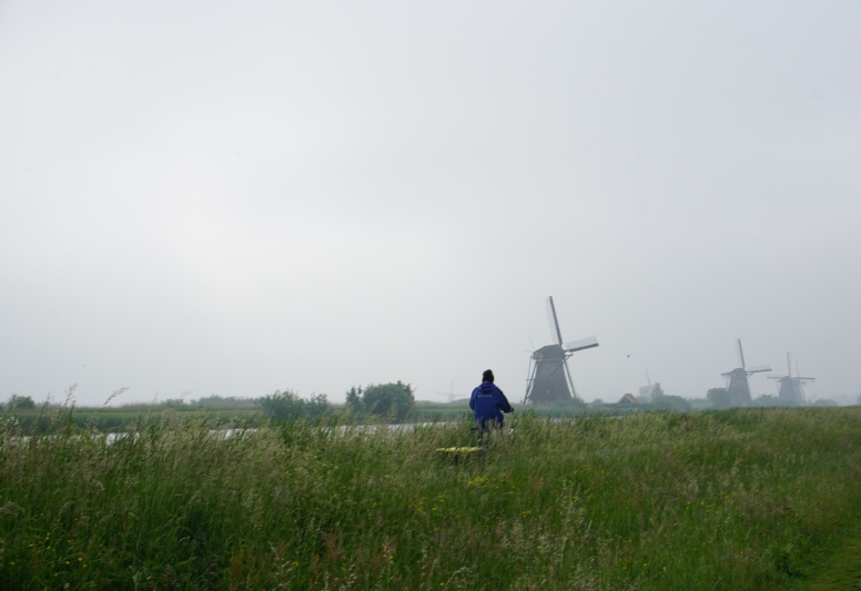 Bersepeda di kawasan Kinderdijk diantara kabut