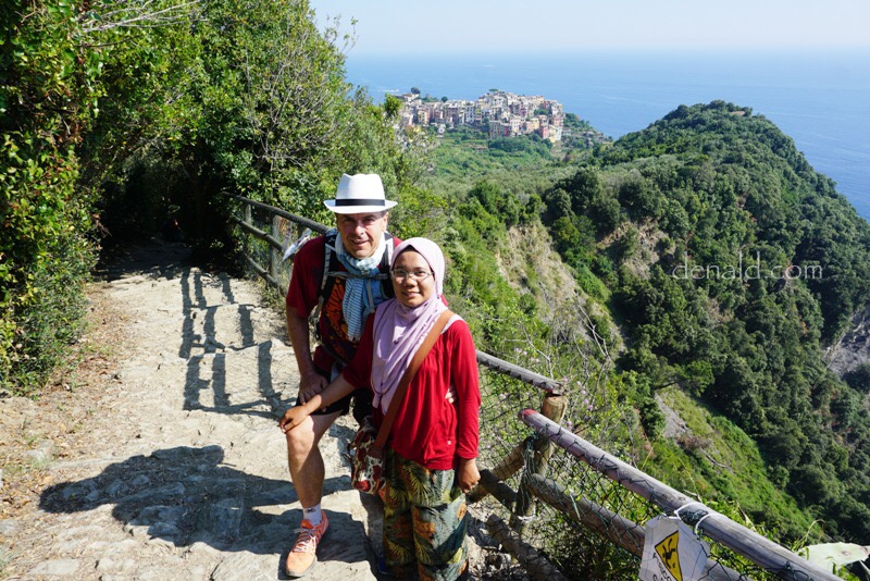 Inilah kami saat trekking di Cinque Terre dan saya memakai celana bolong :)))