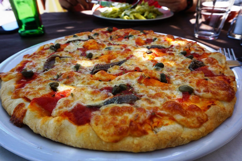 Pizza Anchovy pakai bijian warna hijau rasanya asin. Ini enak banget. Satu loyang besar saya habiskan sendirian *maruk :D