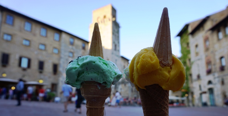 Taddaaa!! The best ice cream in the wordl di San Gimignano. Saya makan rasa mint, suami rasa mangga. Segeeerrr
