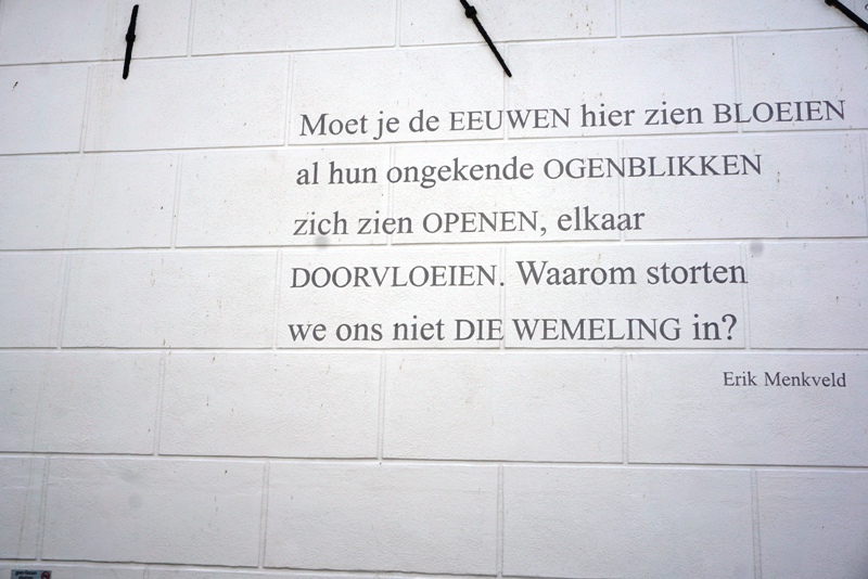 Dinding yang bertuliskan puisi. Mengingatkan akan Leiden yang mempunyai banyak dinding yang ditulis puisi dari penyair-penyair dunia, termasuk Chairil Anwar