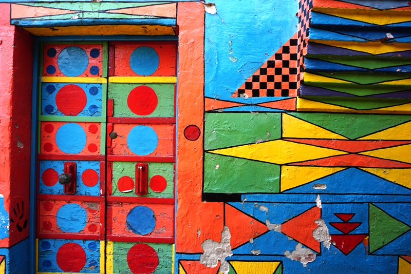 Salah satu tembok yang dicat berwarna warni di Burano