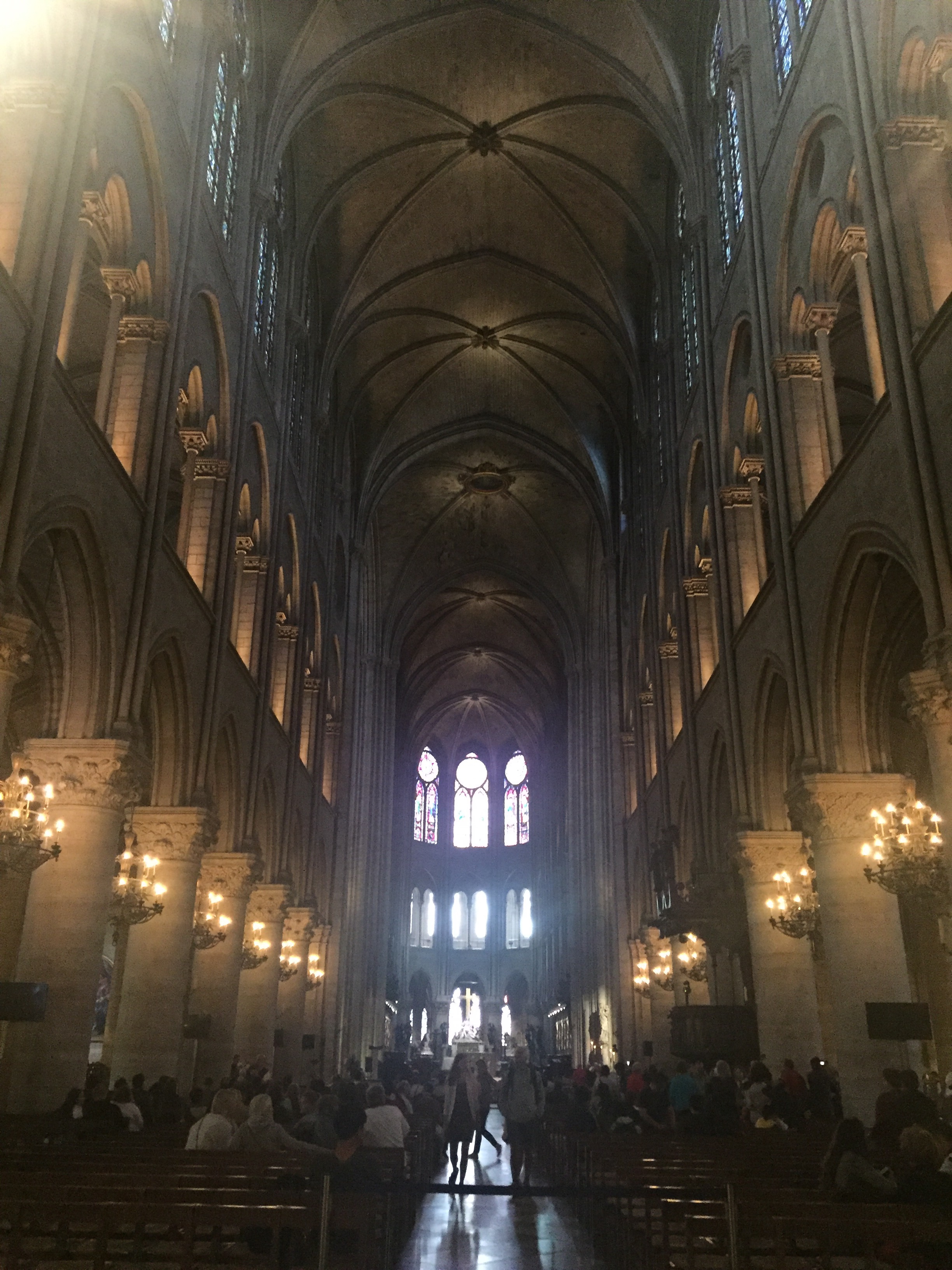 Bagian dalam Cathédrale Notre-Dame de Paris