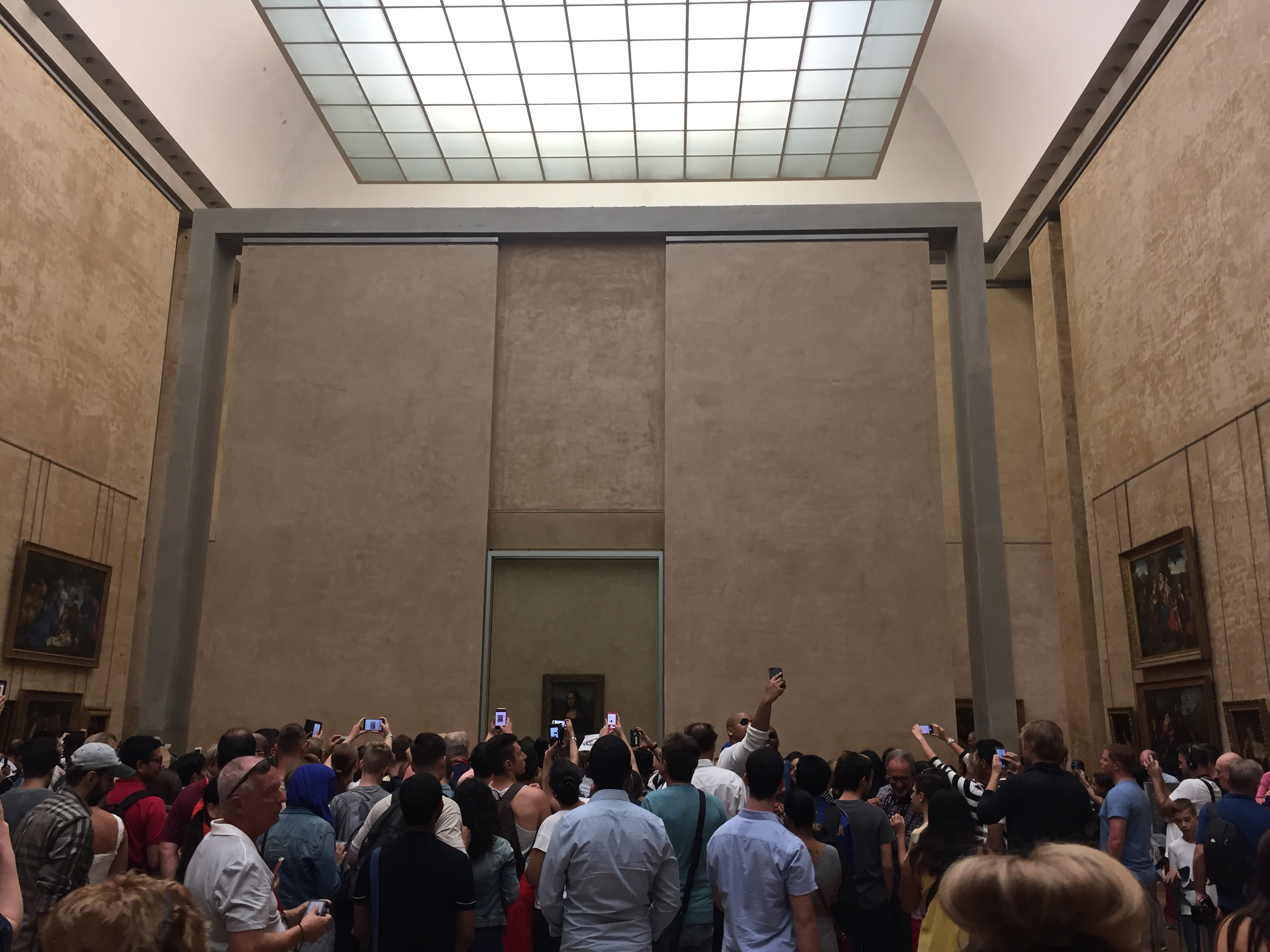 Orang-orang di depan lukisan Mona Lisa