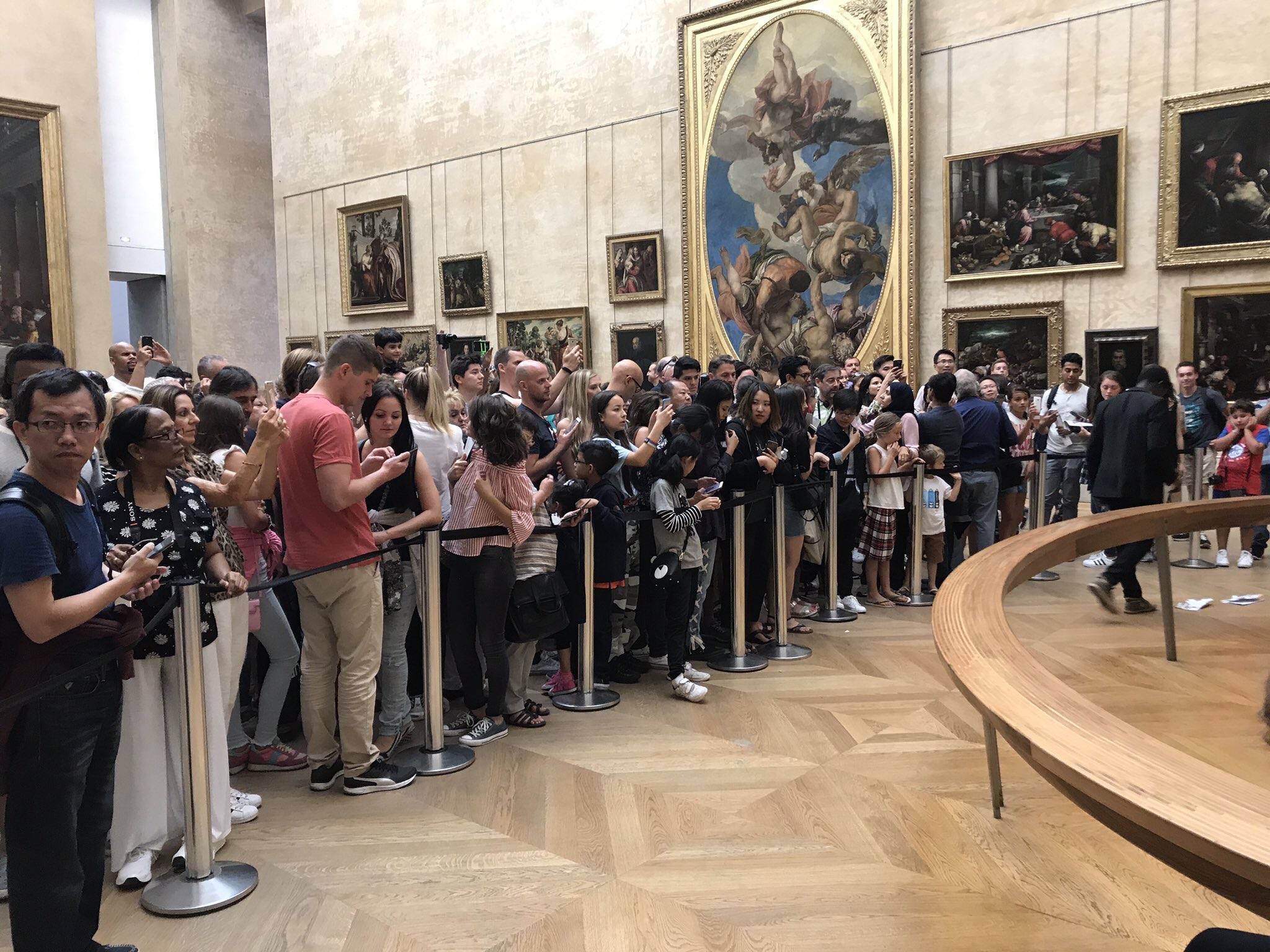 Kerumunan tampak depan untuk melihat lukisan Mona Lisa dari dekat. Foto : nyomot dari twitter suami 😀