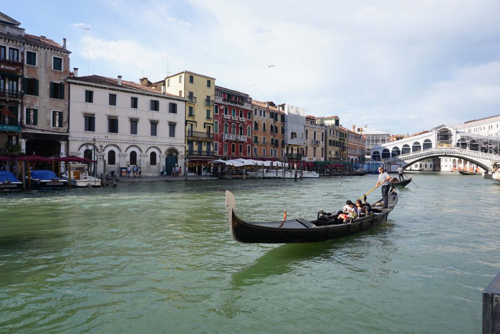 Venezia. Gondola dan Rialto Bridge