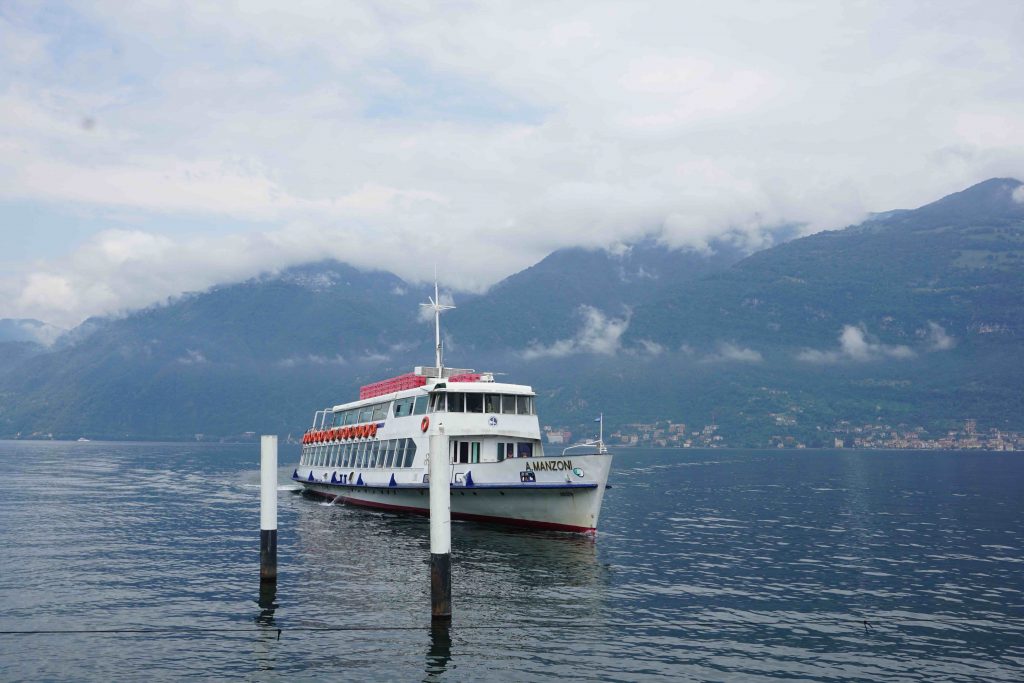 Naik kapal ini untuk berkeliling ke sebagian Lake Como - Italia