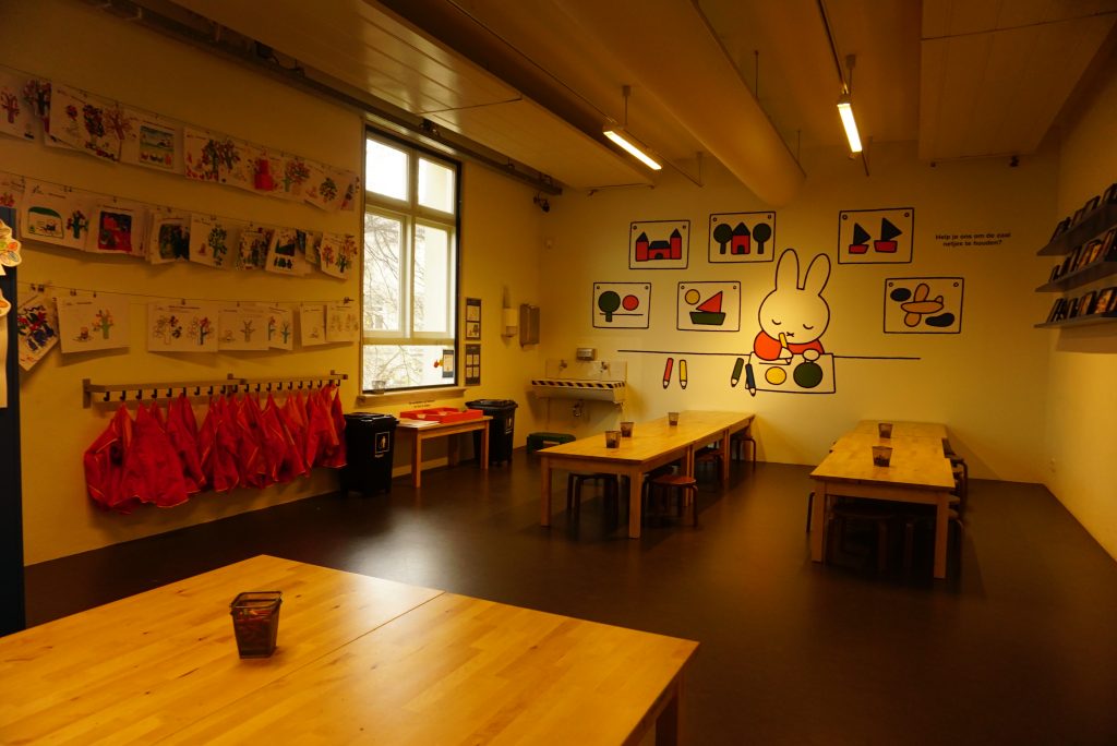 Tempat Workshop, anak-anak dalam grup bisa menggunakan ruangan ini untuk menggambar bersama. 