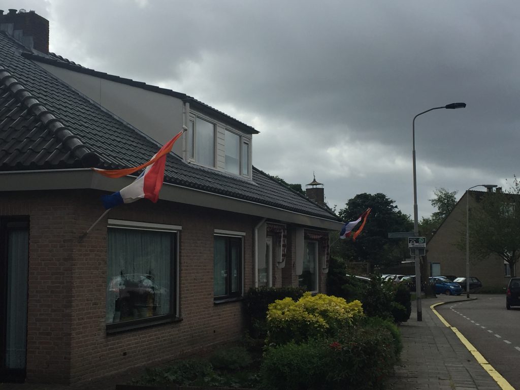 Pasang Bendera depan rumah