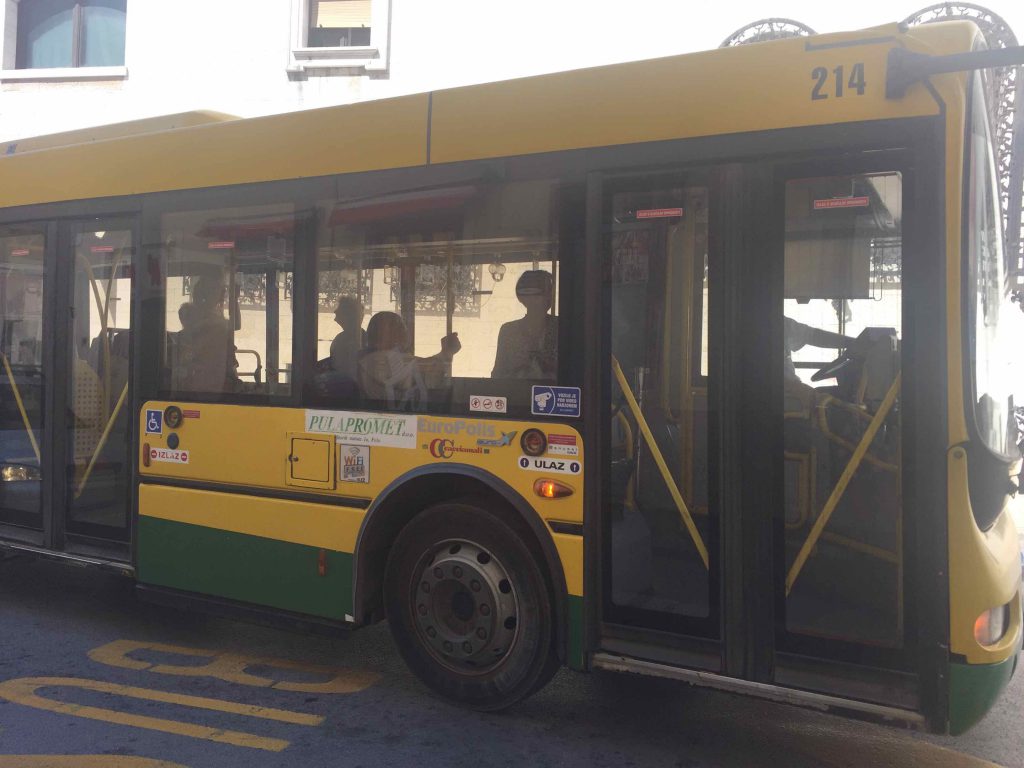 Bus di Pula