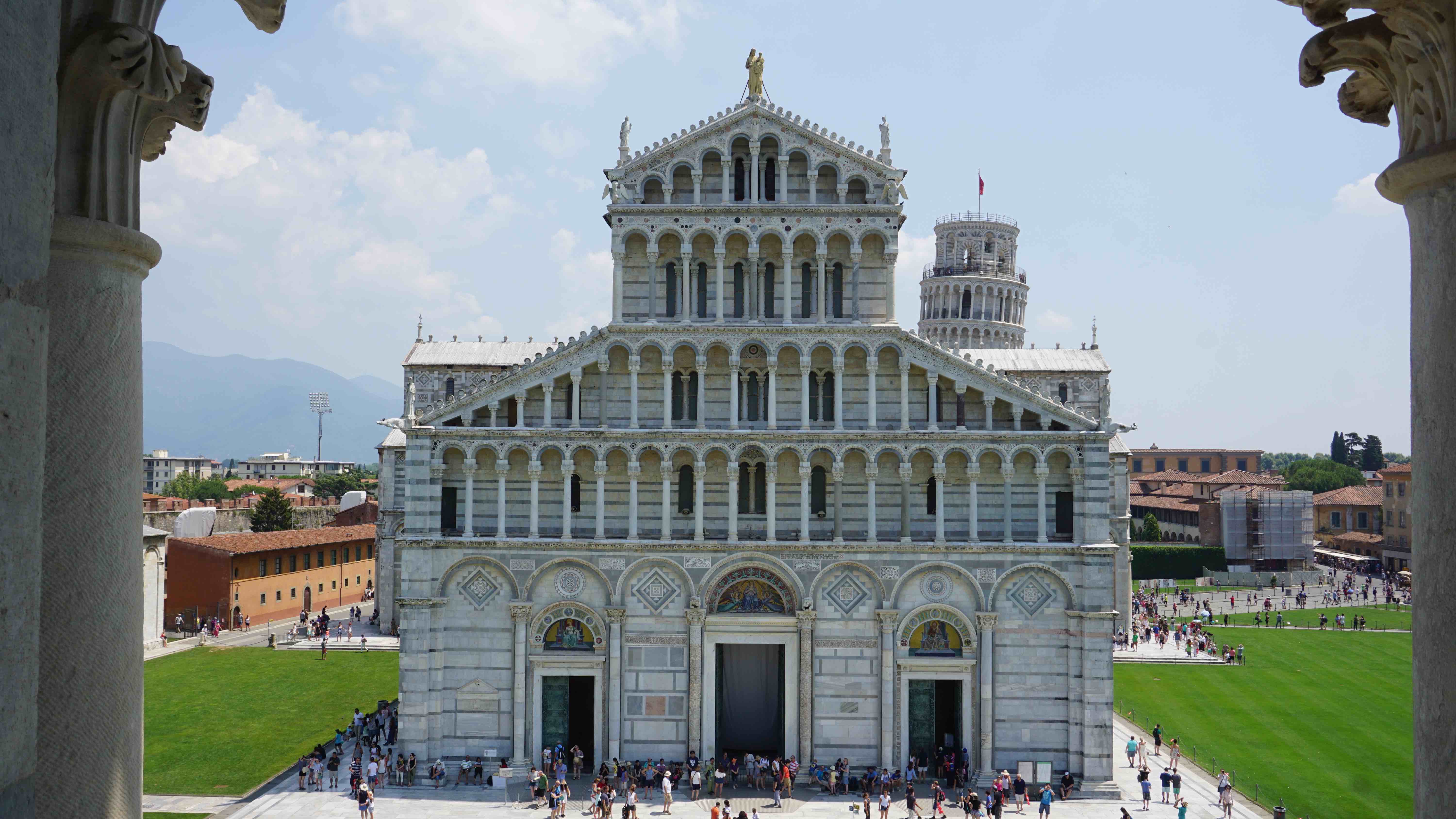 Cathedral Santa Maria Assunta dilihat dari Pisa Baptistery
