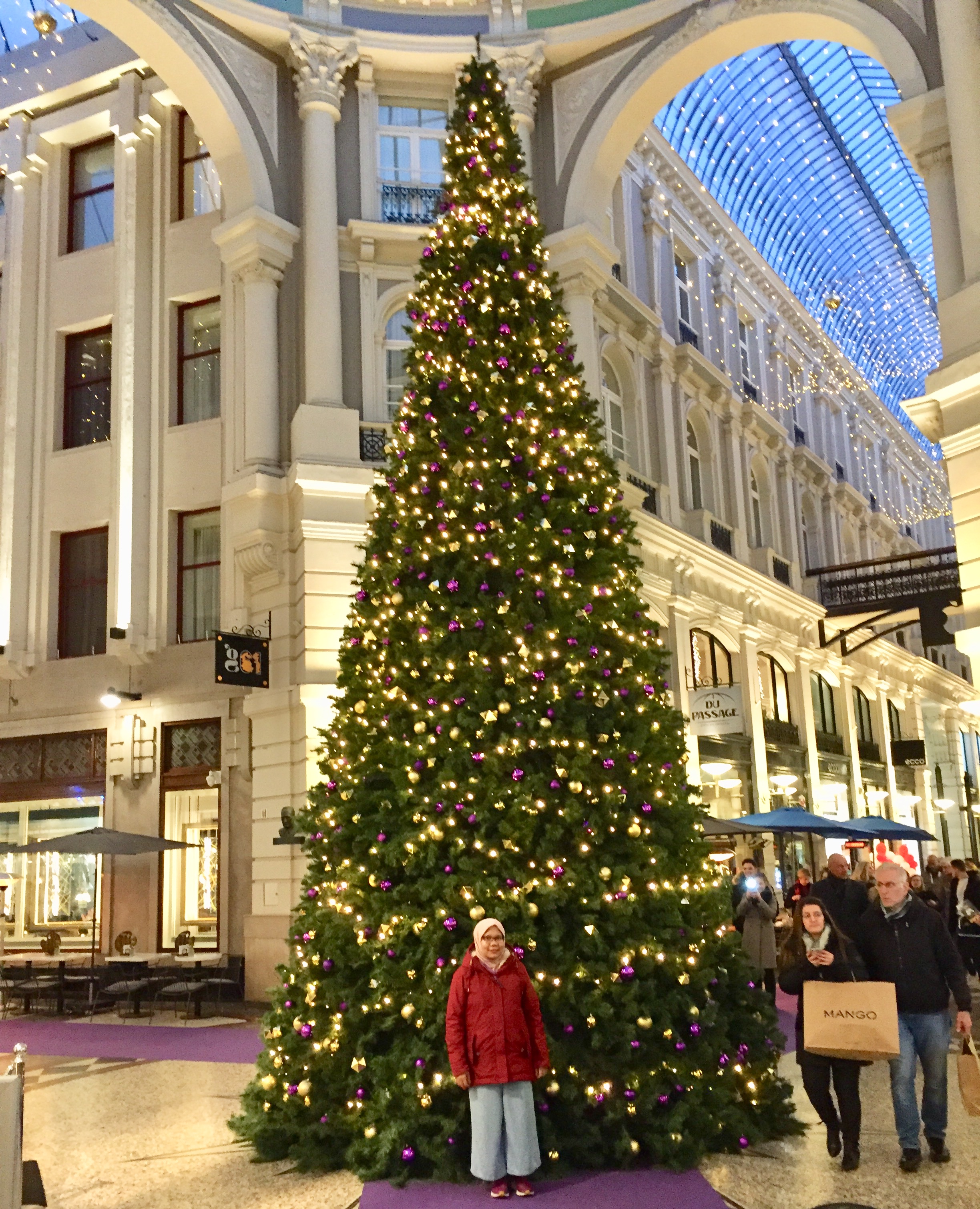 Mejeng di depan pohon Natal di dalam Mall di Den Haag