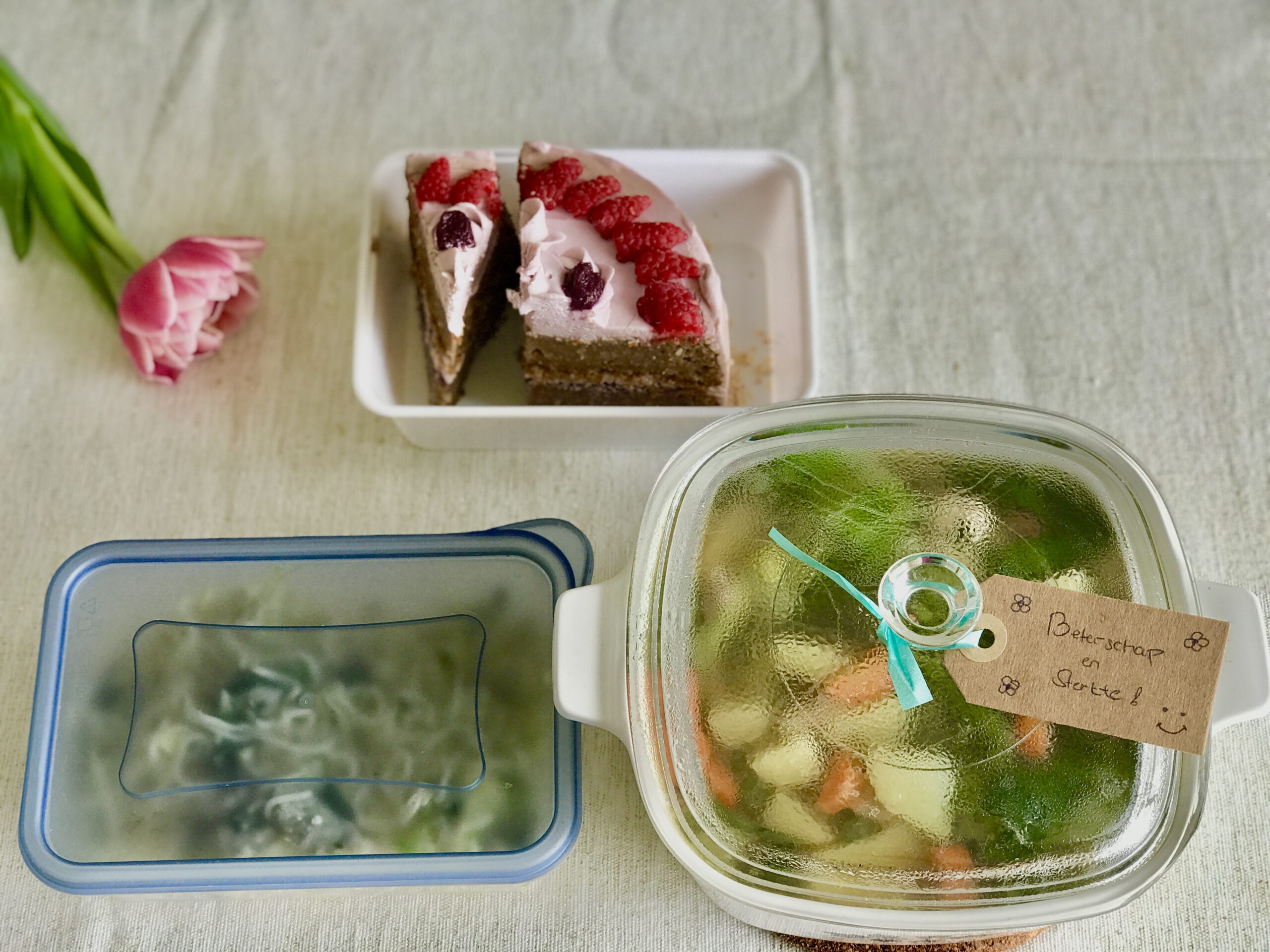 Memasakkan tetangga saat mereka sekeluarga sedang terkena Corona. Sop ayam sayur, cake, dan mie goreng.