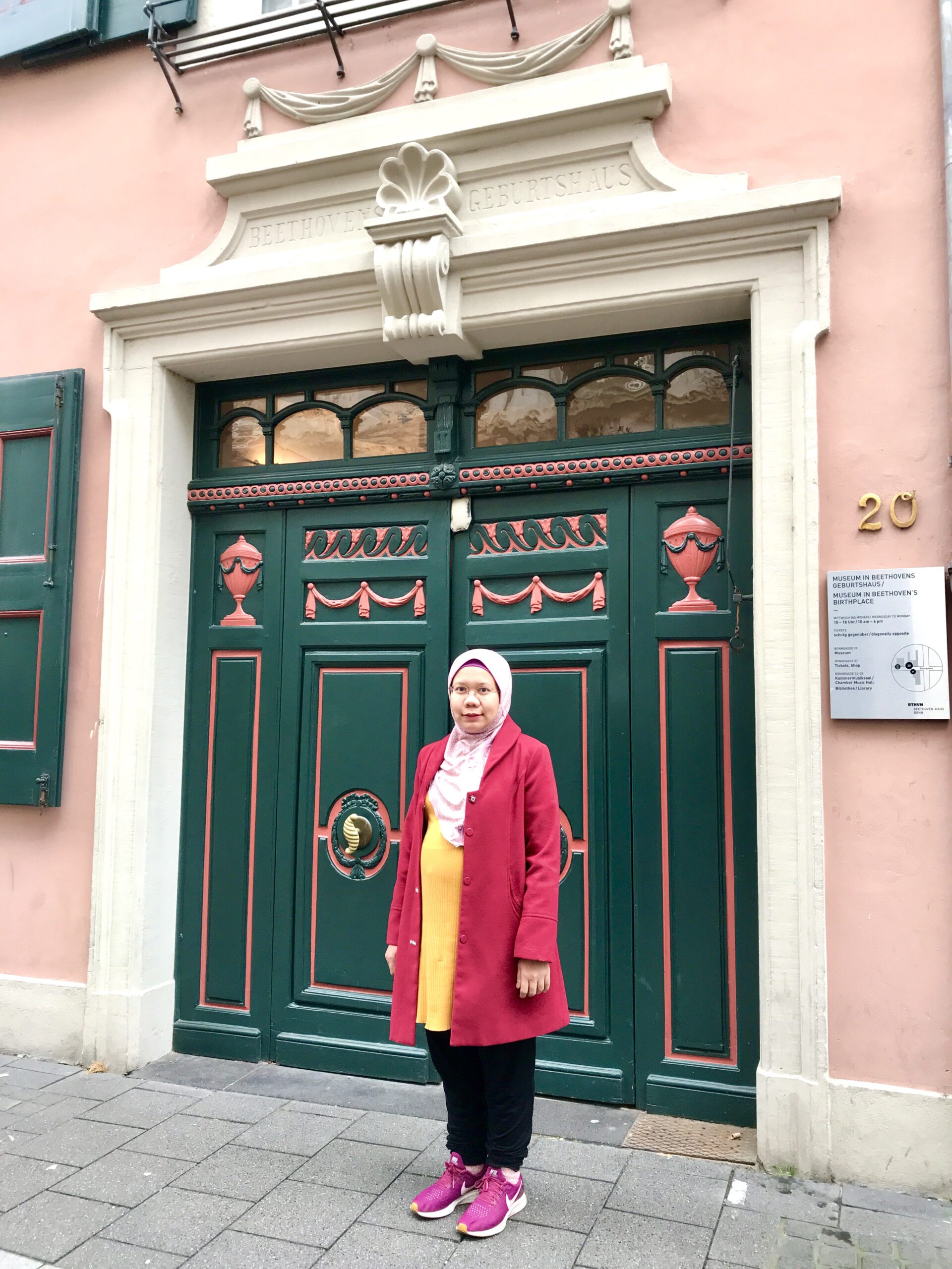 Termasuk menerima perubahan badan selama 8 tahun ini. Saat datang membawa badan seberat 45kg. Lalu selama 8 tahun ini naik turun tergantung lagi hamil apa tidak haha Alhamdulillah menggelembung lagi